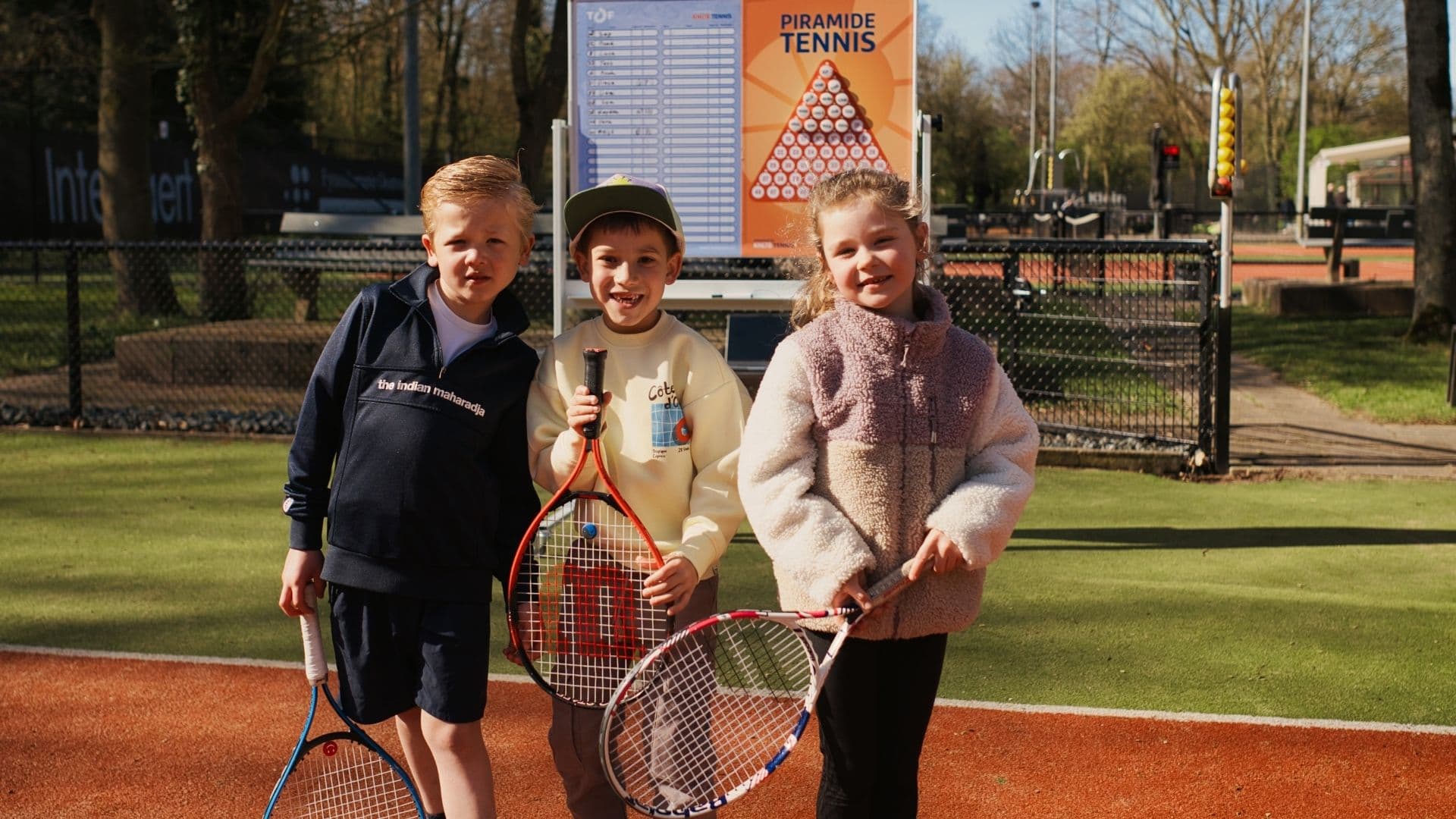 Kinderen met rackets bij Piramide Tennis op TVO Oostvoorne
